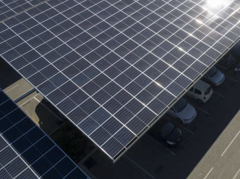 Ombrières photovoltaïques sur un parking en Meurthe-et-Moselle